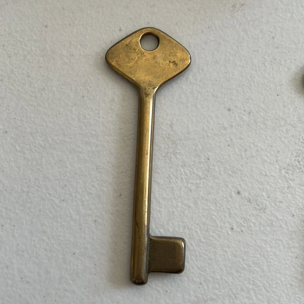Vintage brass keys - Picture 2 of 7
